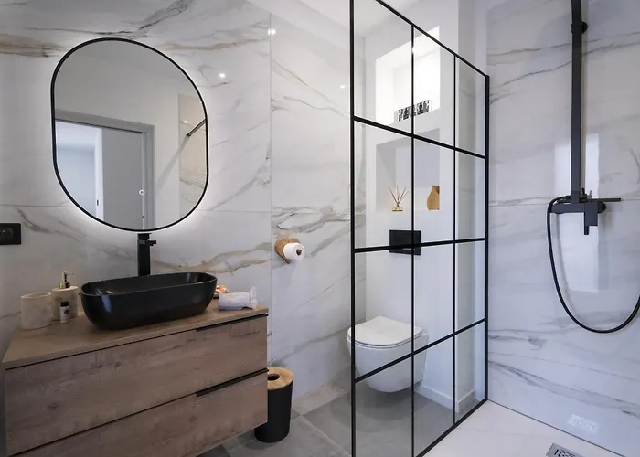 Bord De Piscine, Jacuzzi Villa *