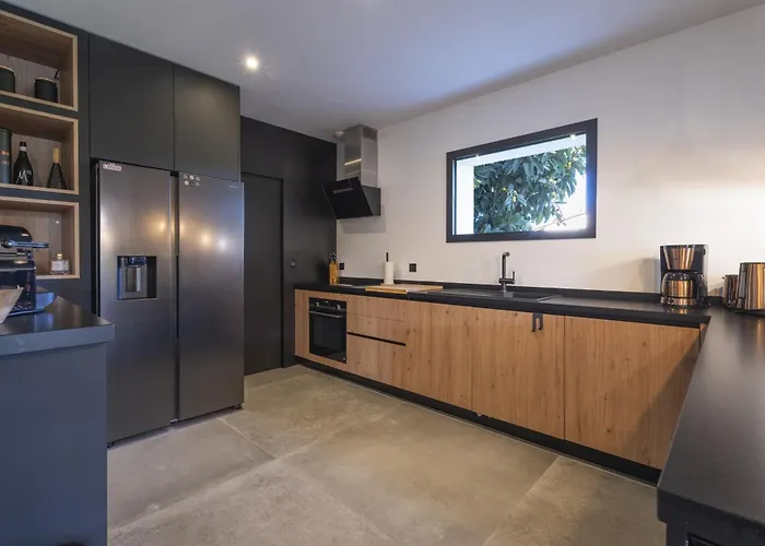 Bord De Piscine, Jacuzzi Hyères