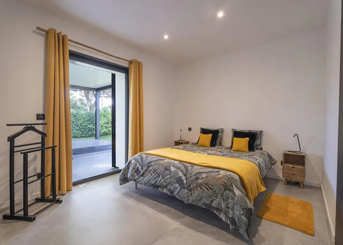 Bord De Piscine, Jacuzzi