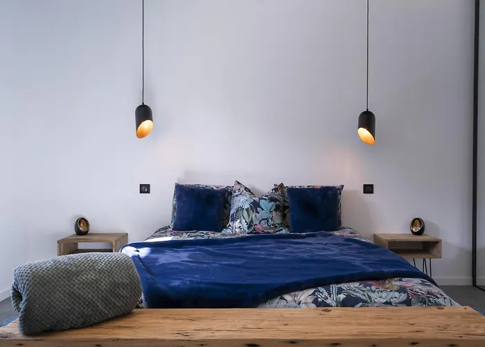 Bord De Piscine, Jacuzzi Hyères