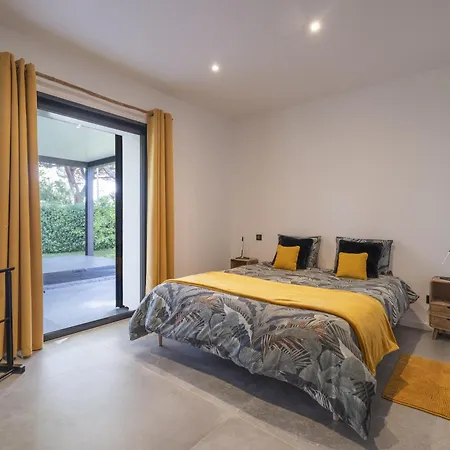 Bord De Piscine, Jacuzzi