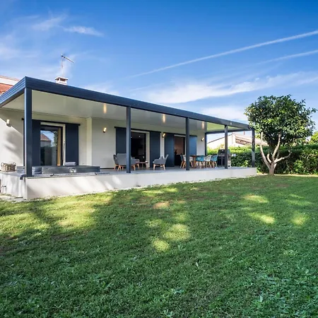 Villa Bord De Avec Piscine