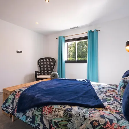 Bord De Avec Piscine Villa *
