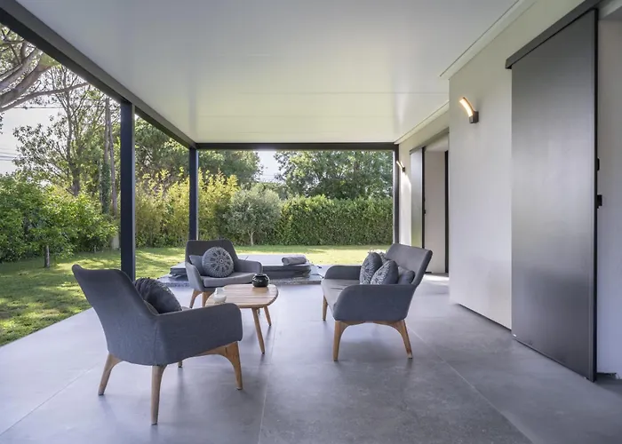 Bord De Avec Piscine فيلة